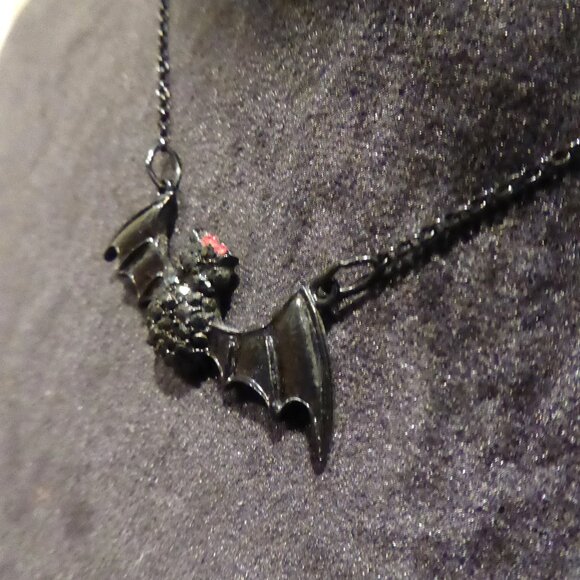 NEW 18” GOTHIC BEJEWELED VAMPIRE BAT WITH RED EYES CHOKER NECKLACE - Picture 4 of 9